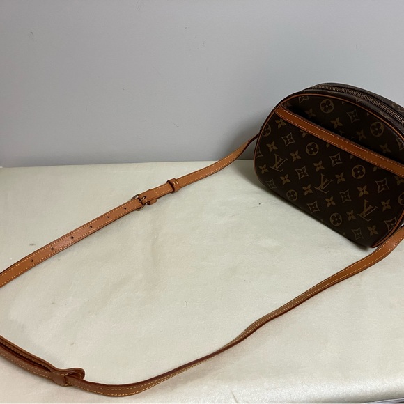 Louis Vuitton Blois Crossbody - Picture 13 of 13